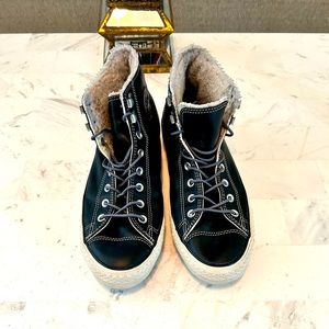 Men’s classic black, leather converse sneakers!